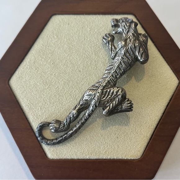Pewter Climbing Tiger Brooch - Picture 2 of 10
